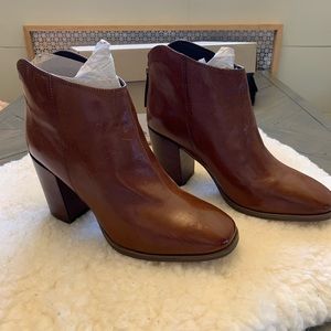 Clark’s Lora Lana Size 9, new in box